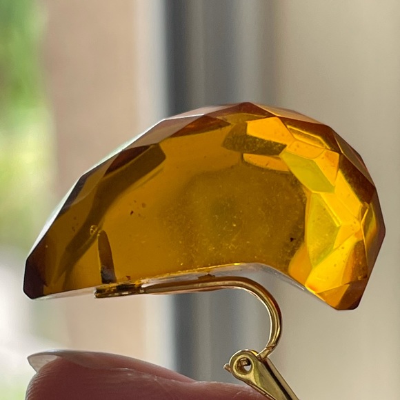 Faceted honey amber lucite gold tone clip on earrings - Picture 6 of 10